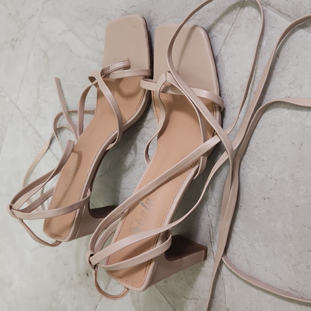 Pretty square toe, strappy, lace up sandals in nude/beige. Very good condition! - Picture 4 of 8
